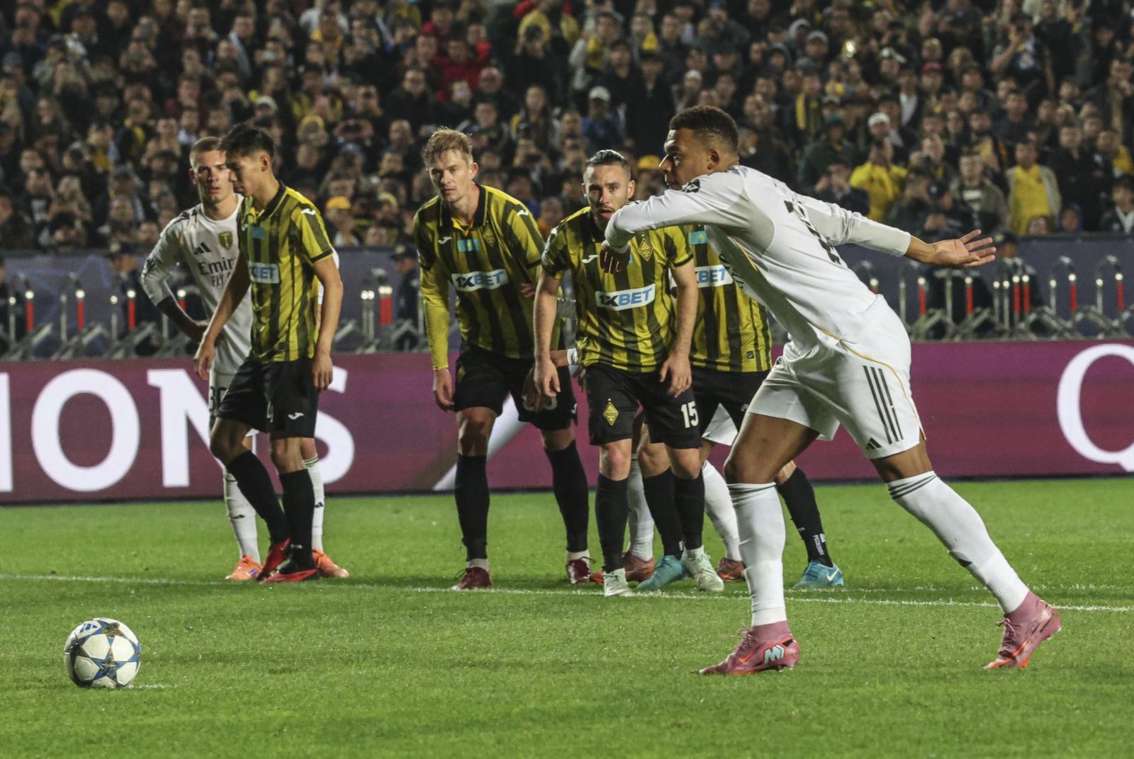 Mbappé lanza un penalti al Kairat