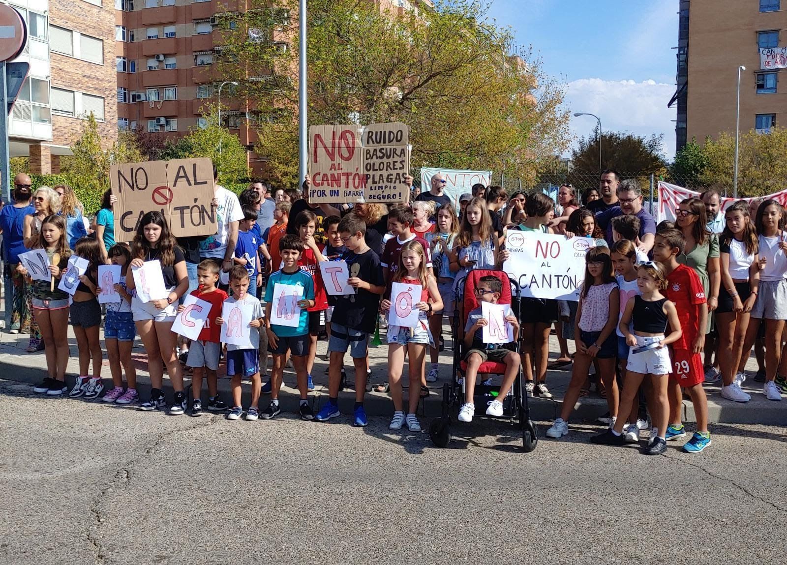 Vecinos del PAU de Carabanchel en una protesta contra el cantón de limpieza