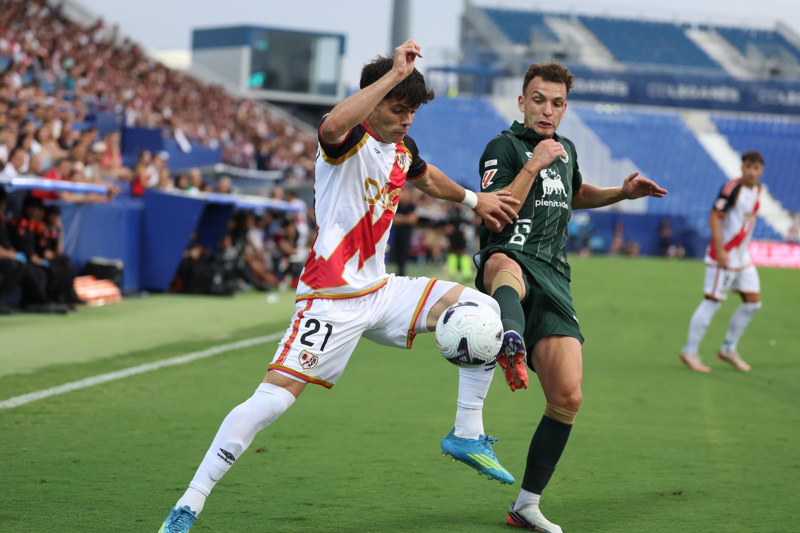 El jugador del Rayo Vallecano, Fran Pérez, en el partido junto al Racing