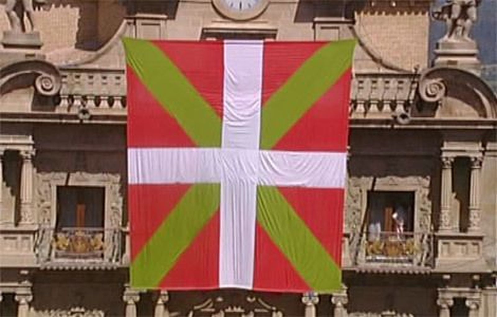 Arrancan los Sanfermines con retraso por la colocación de una ikurriña