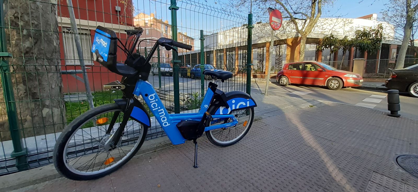 Una bicicleta de Bicimad abandonada en una calle de Madrid