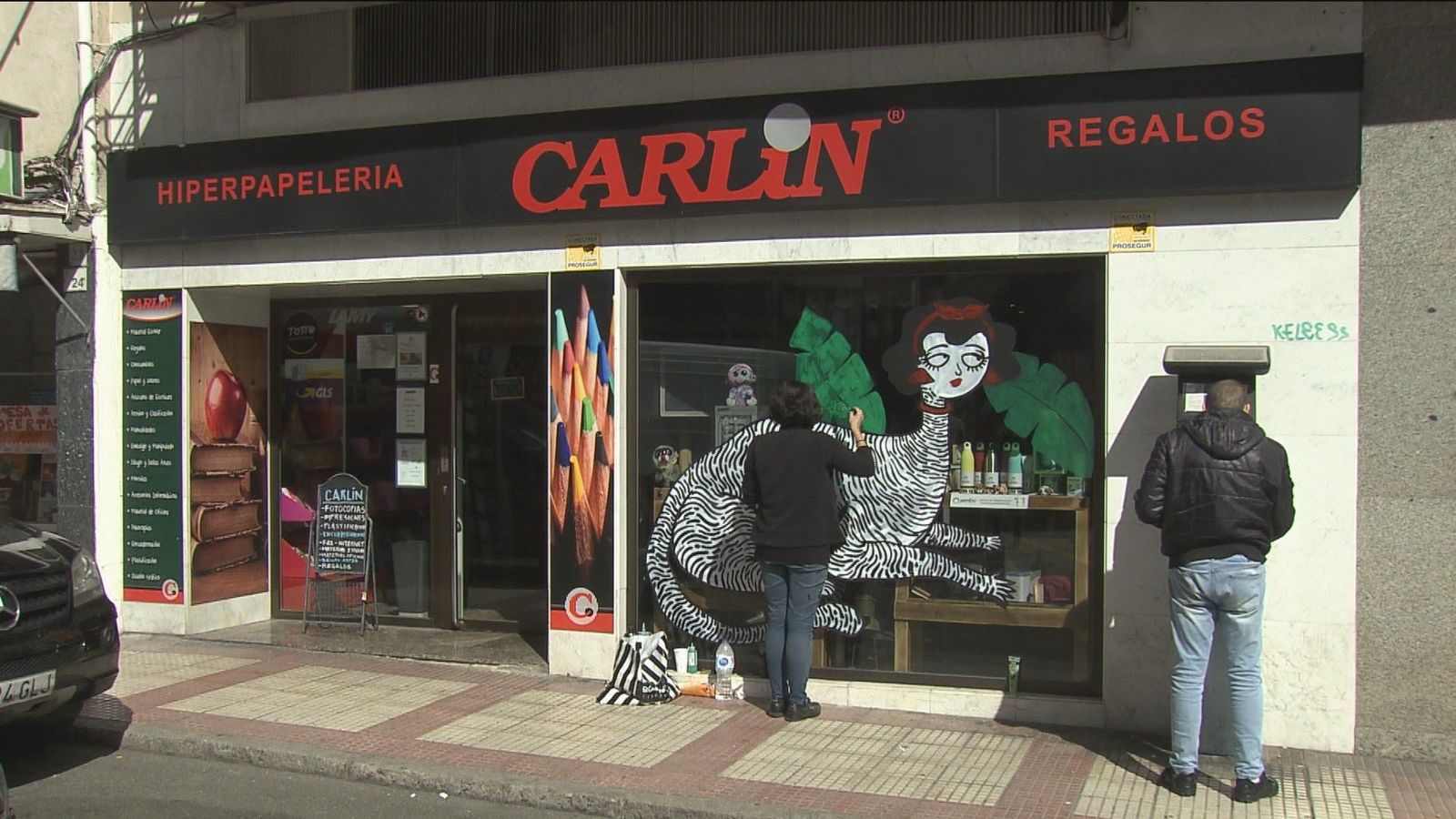 Alcobendas decora las fachadas de sus comercios con arte urbano