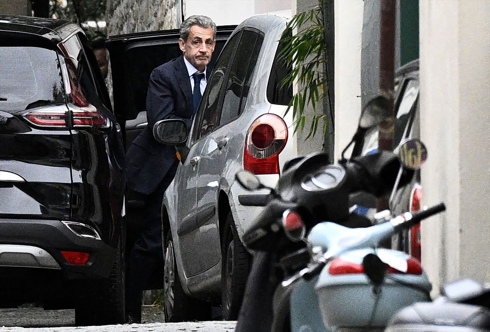 El expresidente francés Nicolas Sarkozy acude a conocer su ingreso en prisión