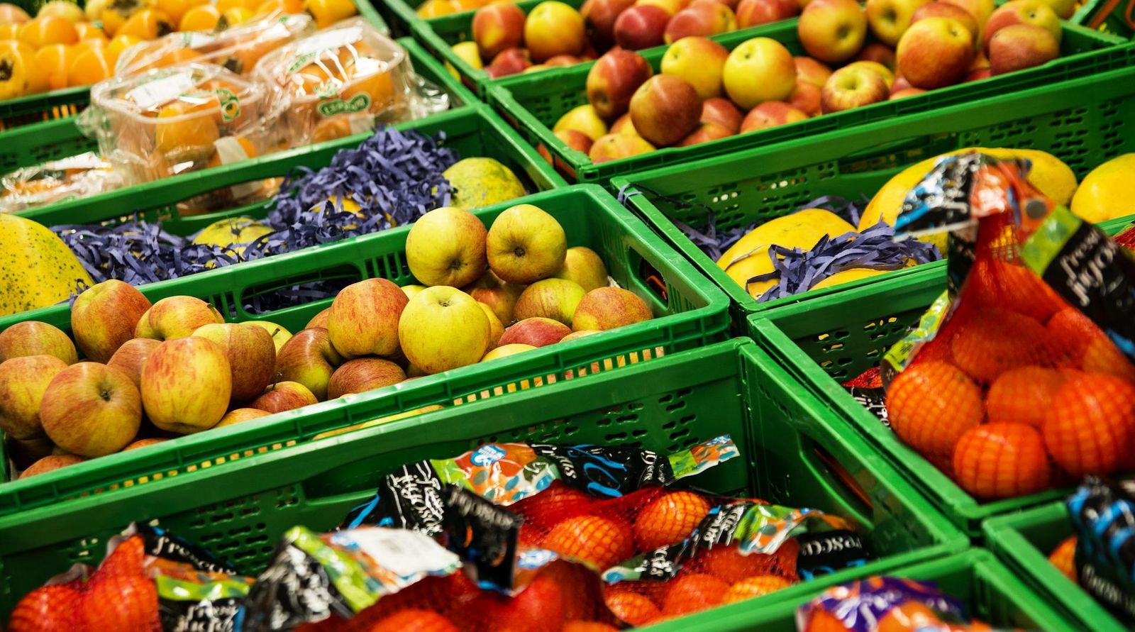 Expositor de frutas en un supermercado