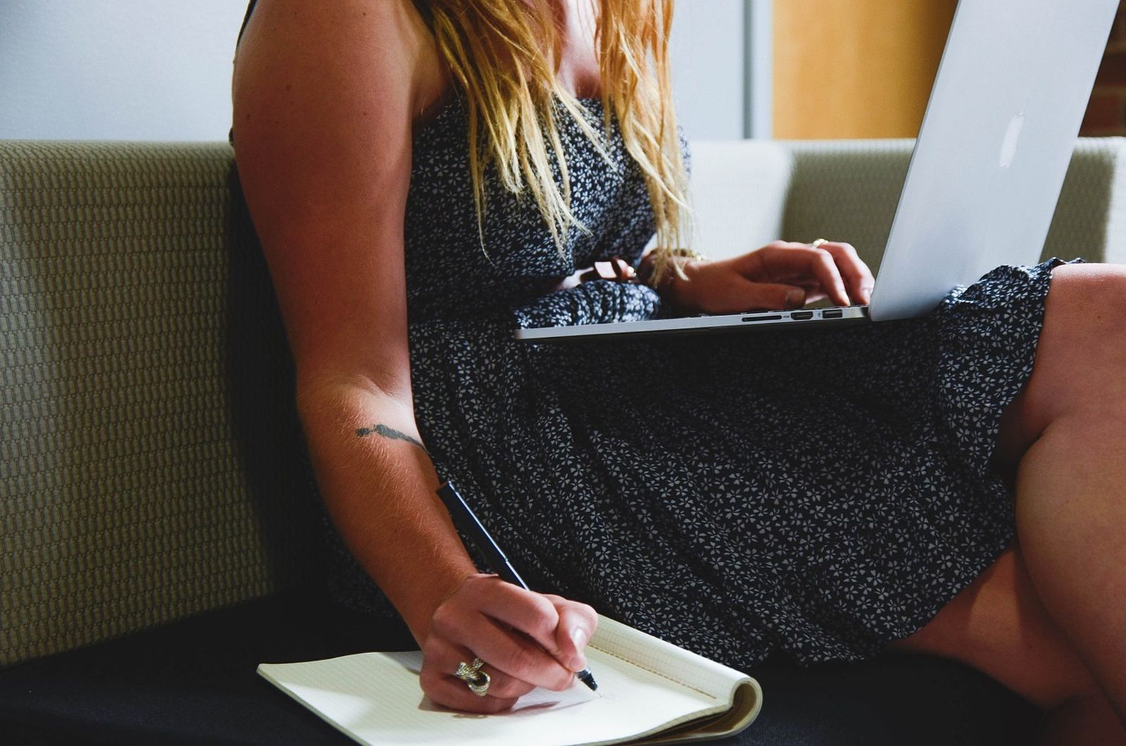 La mitad de las mujeres sienten la obligación de responder fuera de su horario laboral