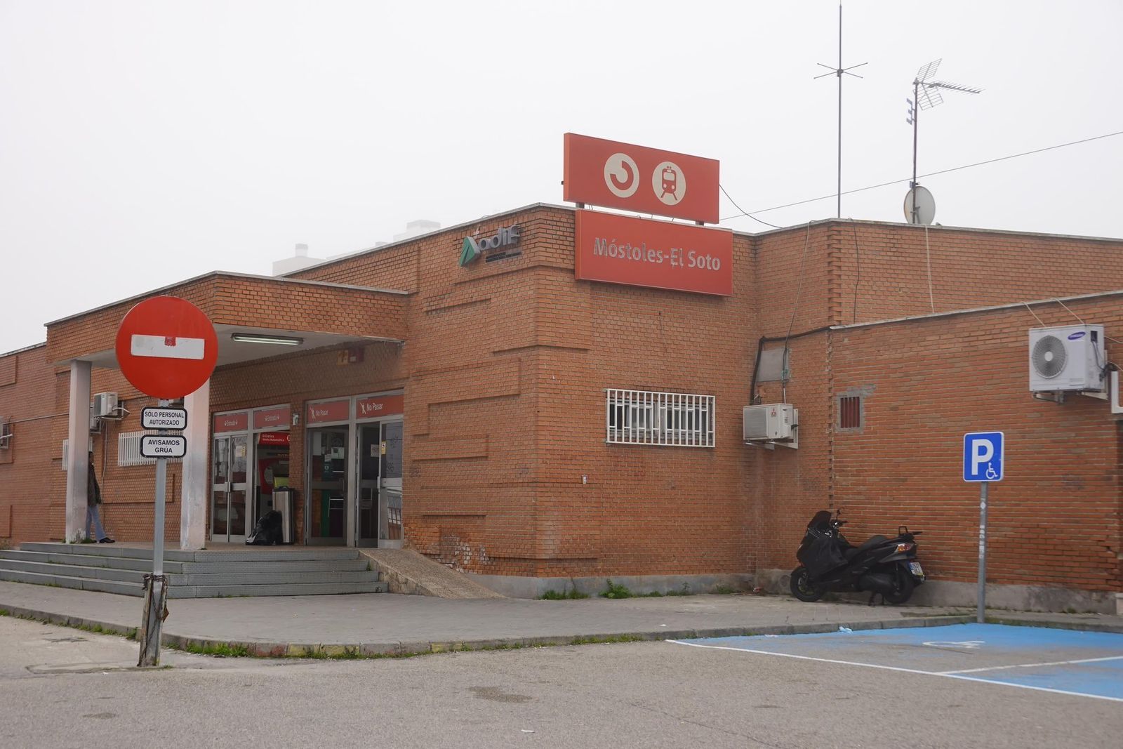 El alcalde de Móstoles pide una reunión a Oscar Puente para abordar la situación de abandono de la estación de El Soto