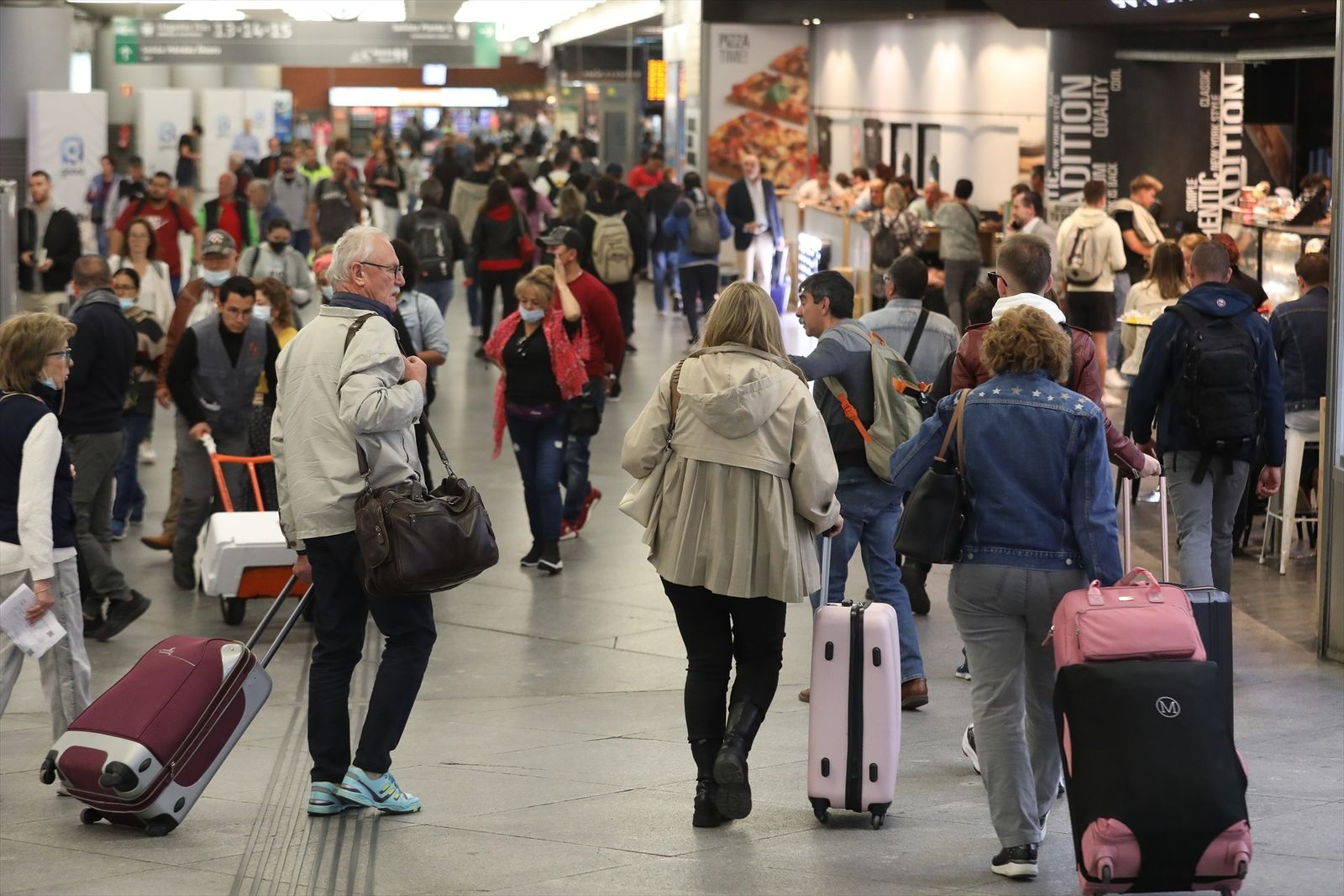 Viajeros con maletas en la estación de Atocha