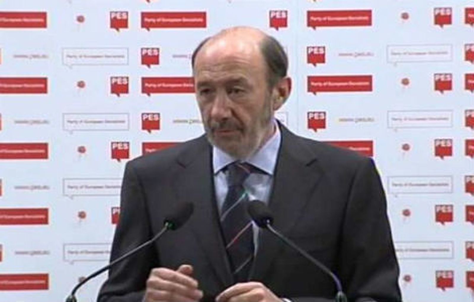 Rubalcaba pide a Europa que deje claro a los especuladores que actuará si se ataca a la deuda de España