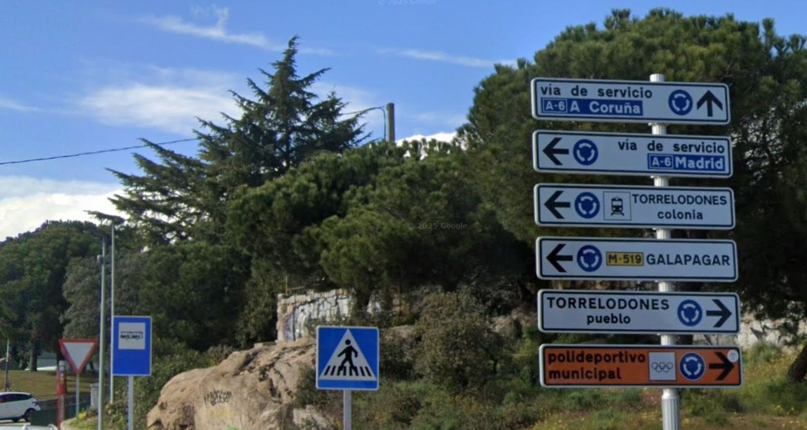 Indicadores en la vía de servicio de la A-6, en Torrelodones