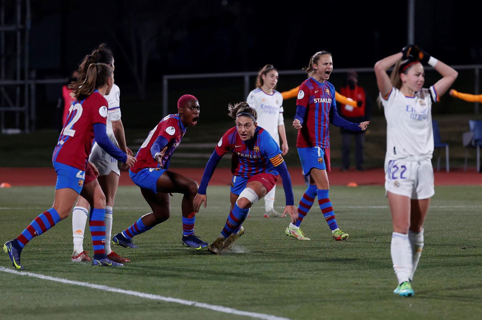 La delantera del FC Barcelona, Alexia Putellas, celebra el gol de su equipo ante el Real Madrid