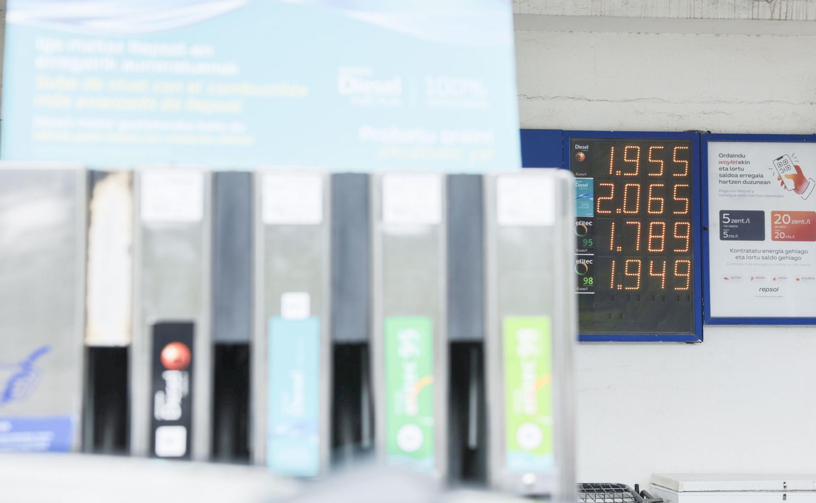 Precios del combustible en una gasolinera
