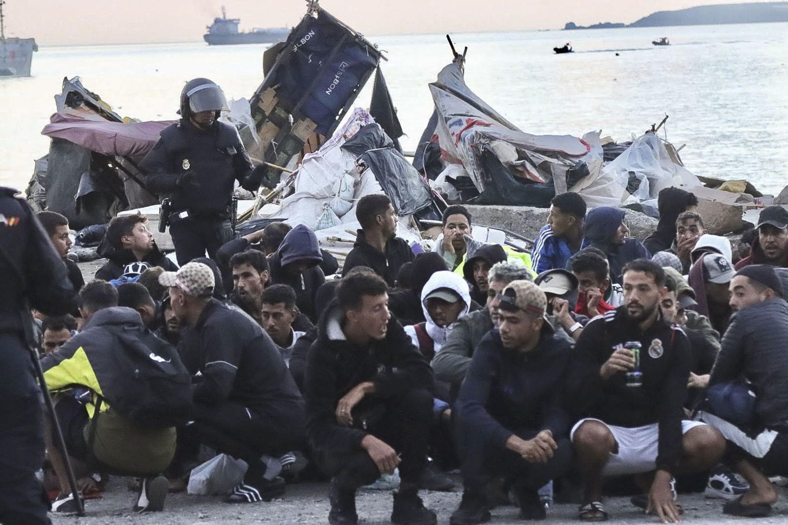 El Gobierno desmantela en Ceuta el último campamento de inmigrantes en la   playa de El Guano
