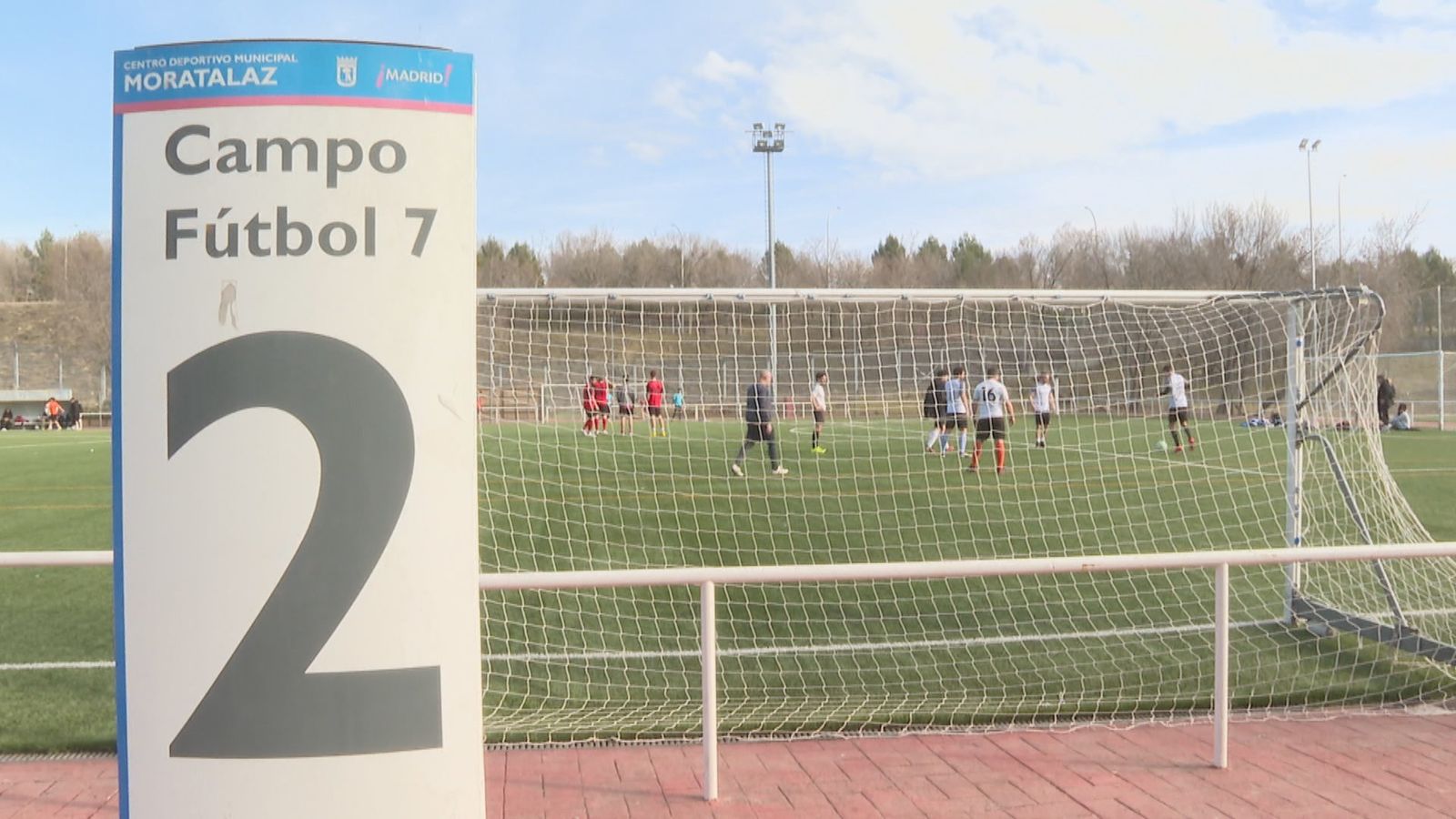 Varios jugadores salvan la vida a un árbitro en Moratalaz