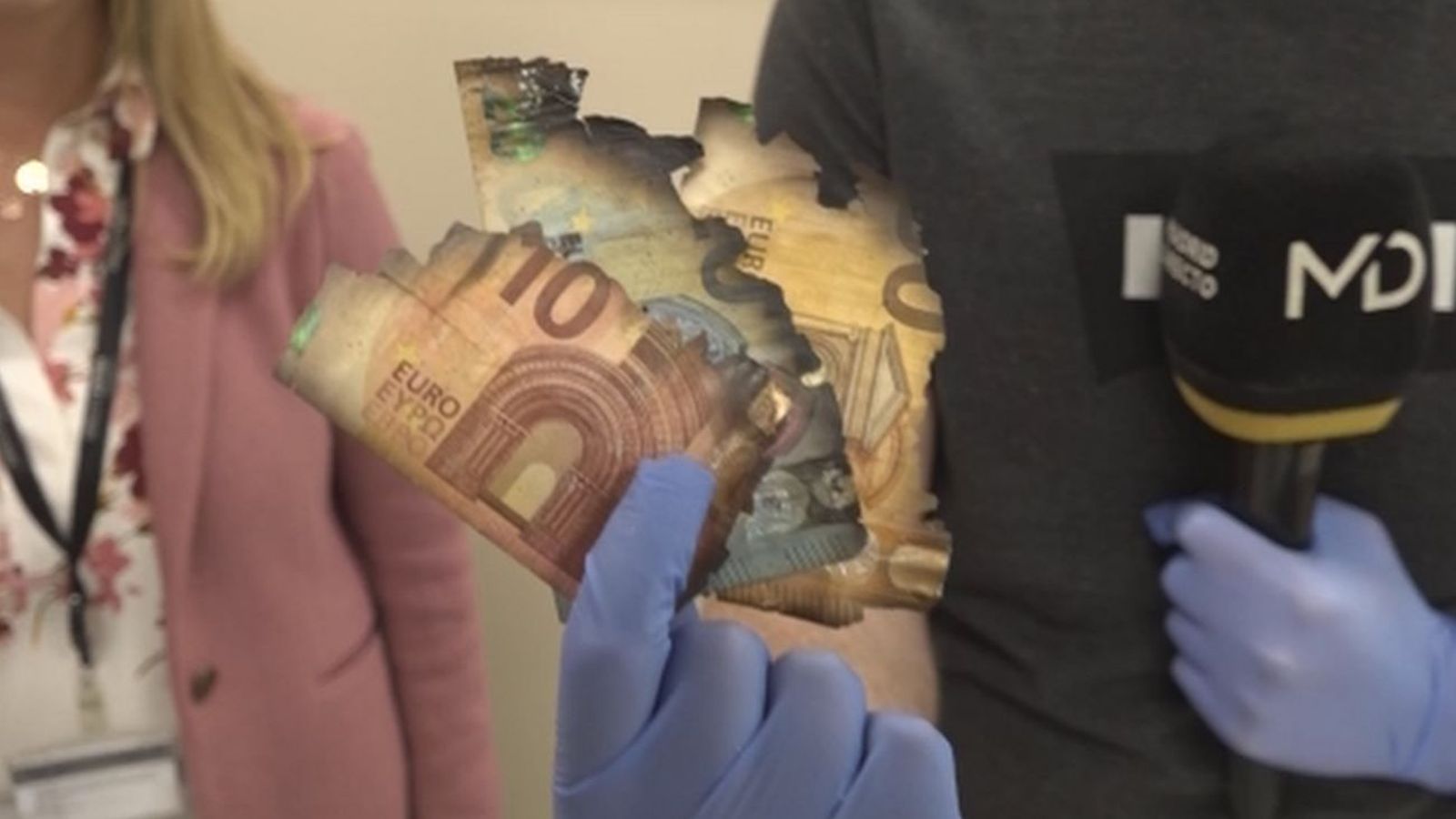 Escondía una caja llena de billetes en su chimenea y acaban chamuscados