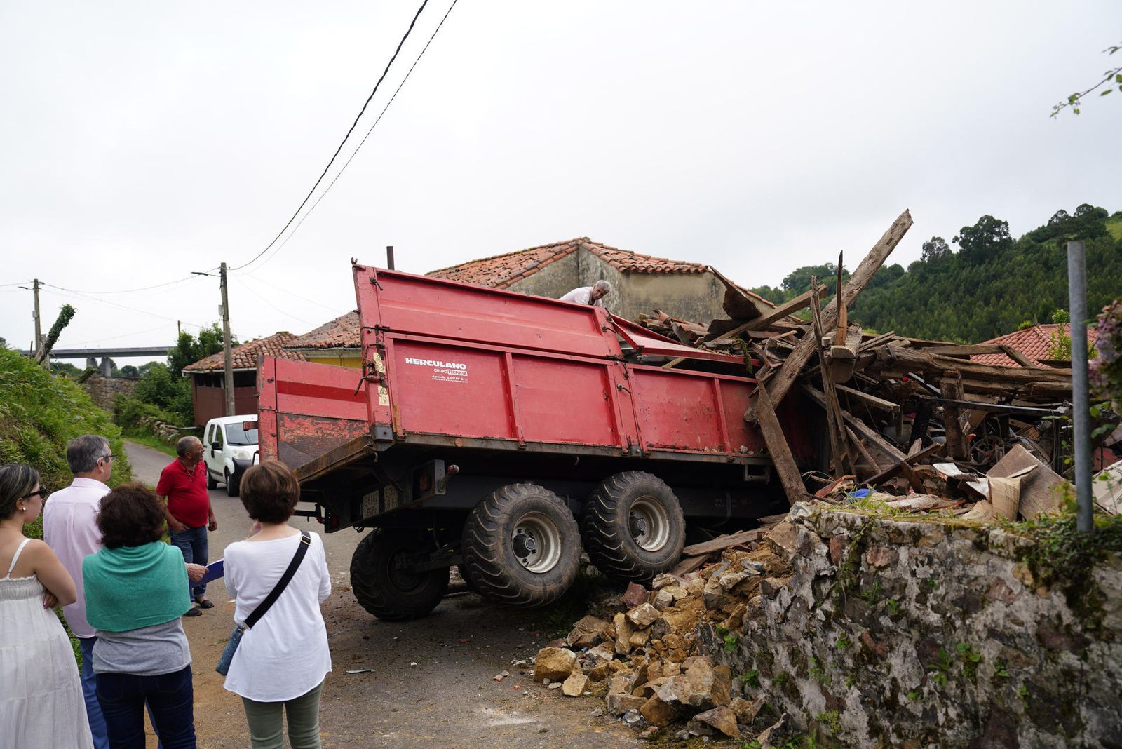Mueren un niño de 10 años y su padre en un accidente de tractor en Arrojas, Asturias