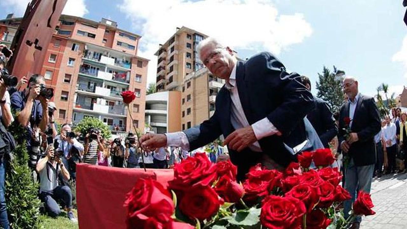 El homenaje a Blanco en Ermua congrega a todos los grupos políticos