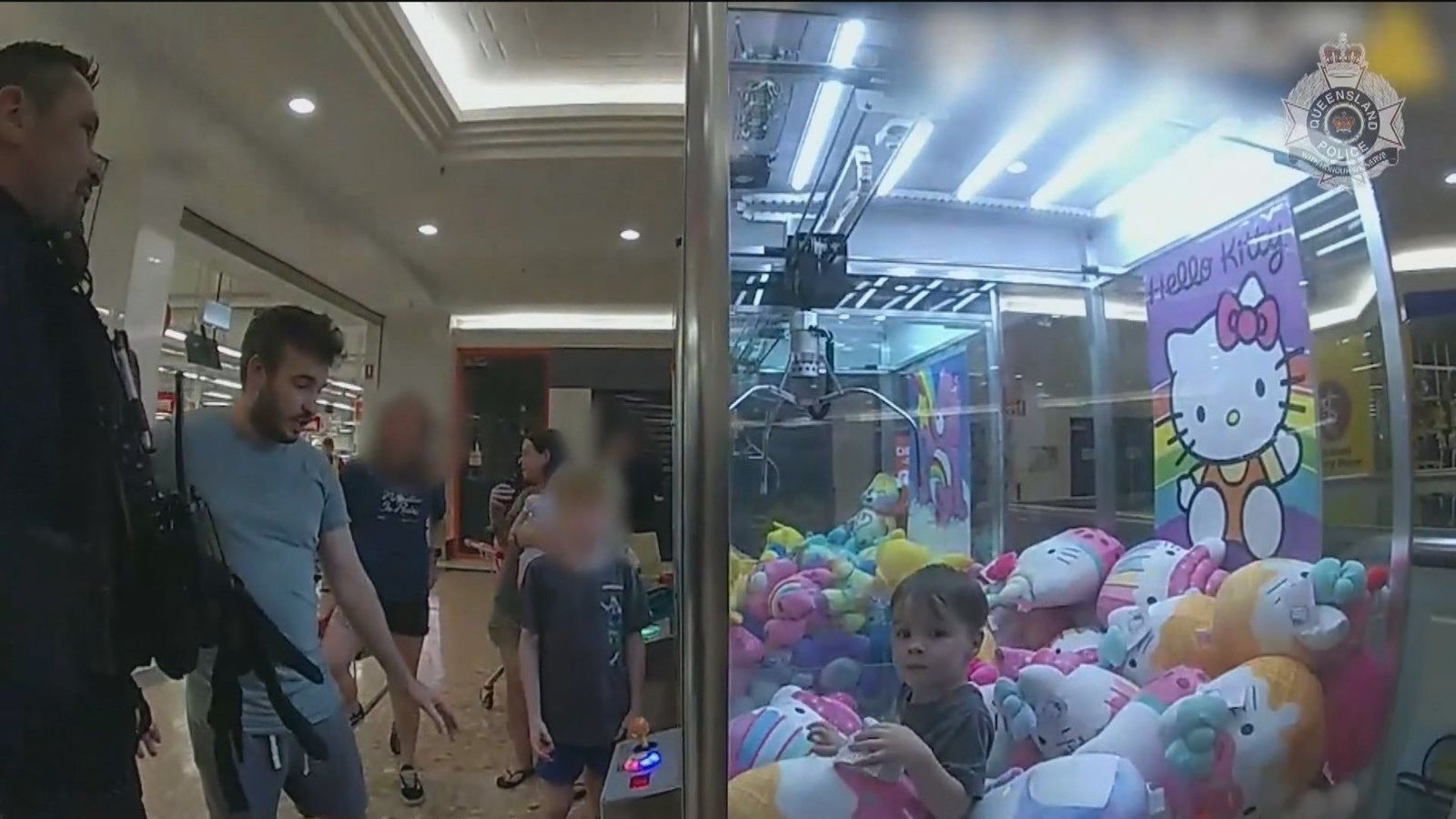 Así fue el rescate de un niño atrapado en una máquina de peluches en Australia