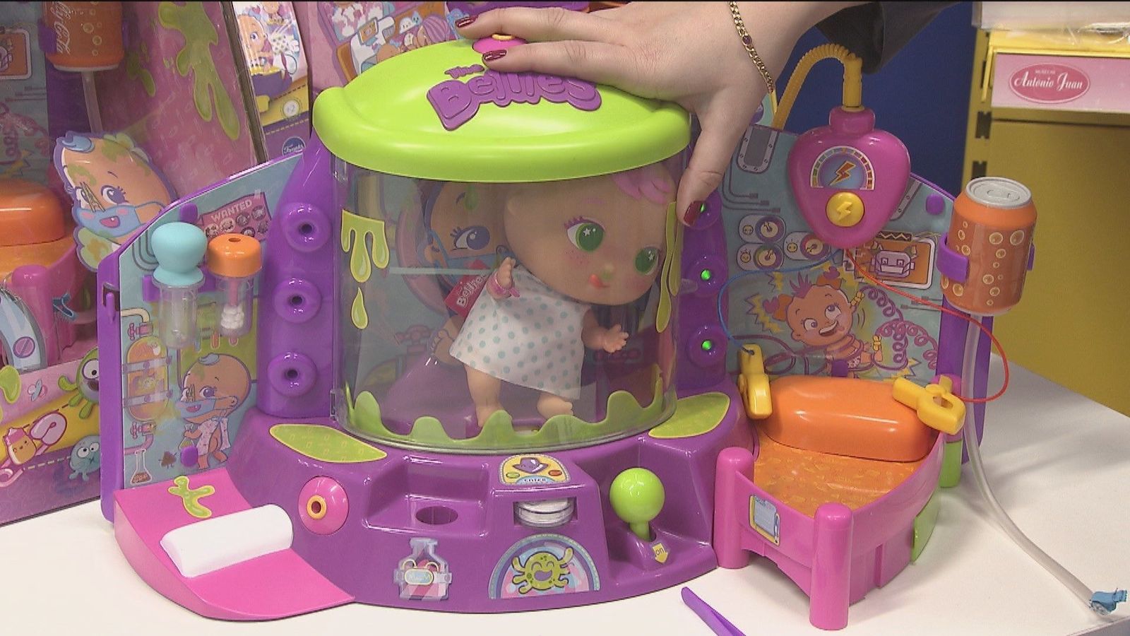 Llegan los juguetes de la pandemia: Muñecas con mascarilla, juegos de cartas y figuras para ayudar a los sanitarios