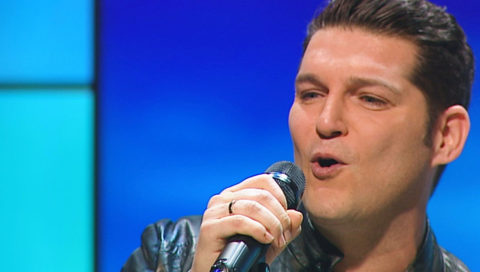 Manu Tenorio canta su nuevo single: ‘Llevo tu luz’