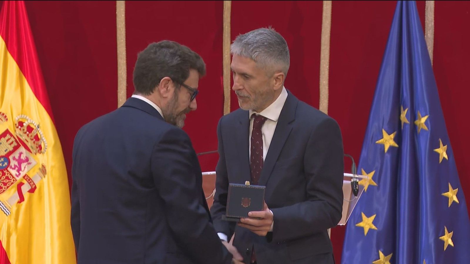 Interior entrega la máxima distinción a familiares de 11 víctimas del terrorismo