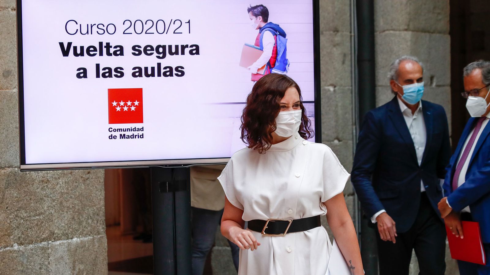 La presidenta de la Comunidad de Madrid, Isabel Díaz Ayuso, acompañada por el consejero de Sanidad, Enrique Ruiz Escudero y el consejero de Educación y Juventud, Enrique Ossorio, en la presentación de la estrategia del Gobierno regional para la vuelta a las aulas