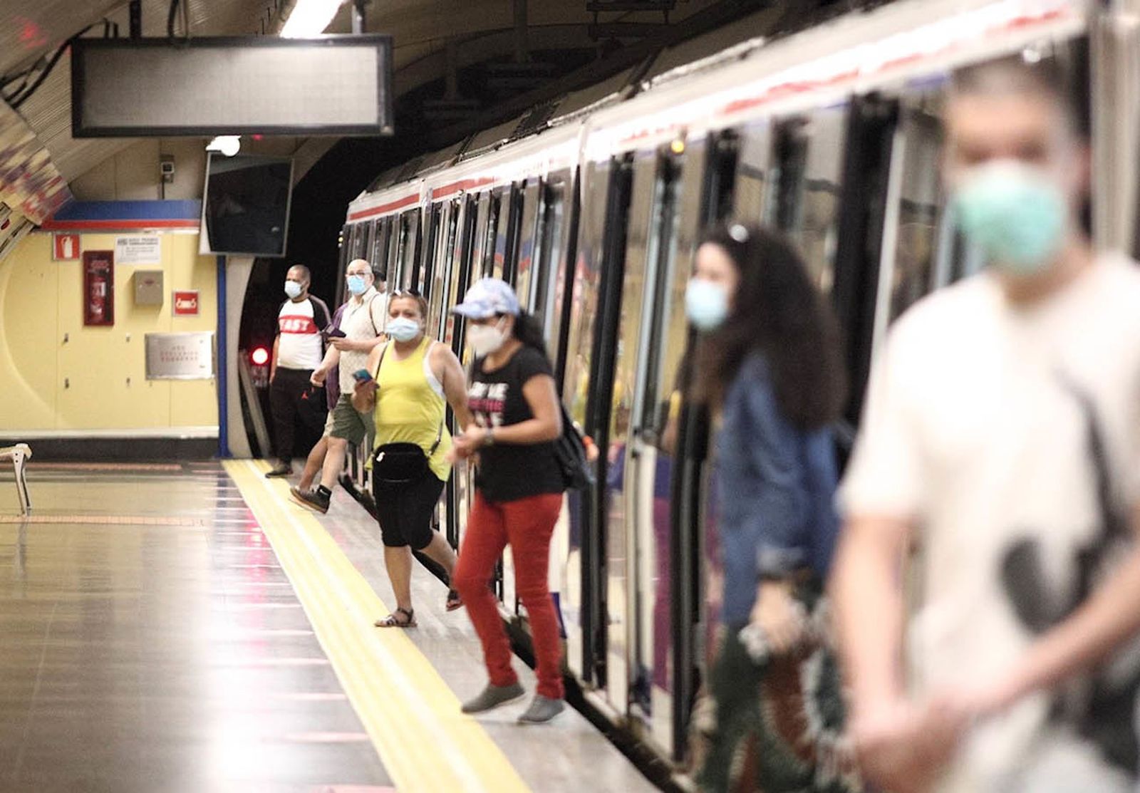Viajeros en el metro de Madrid