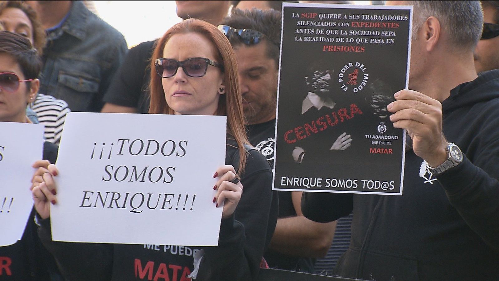 Un centenar de funcionarios de prisiones protestan contra el expediente a un compañero