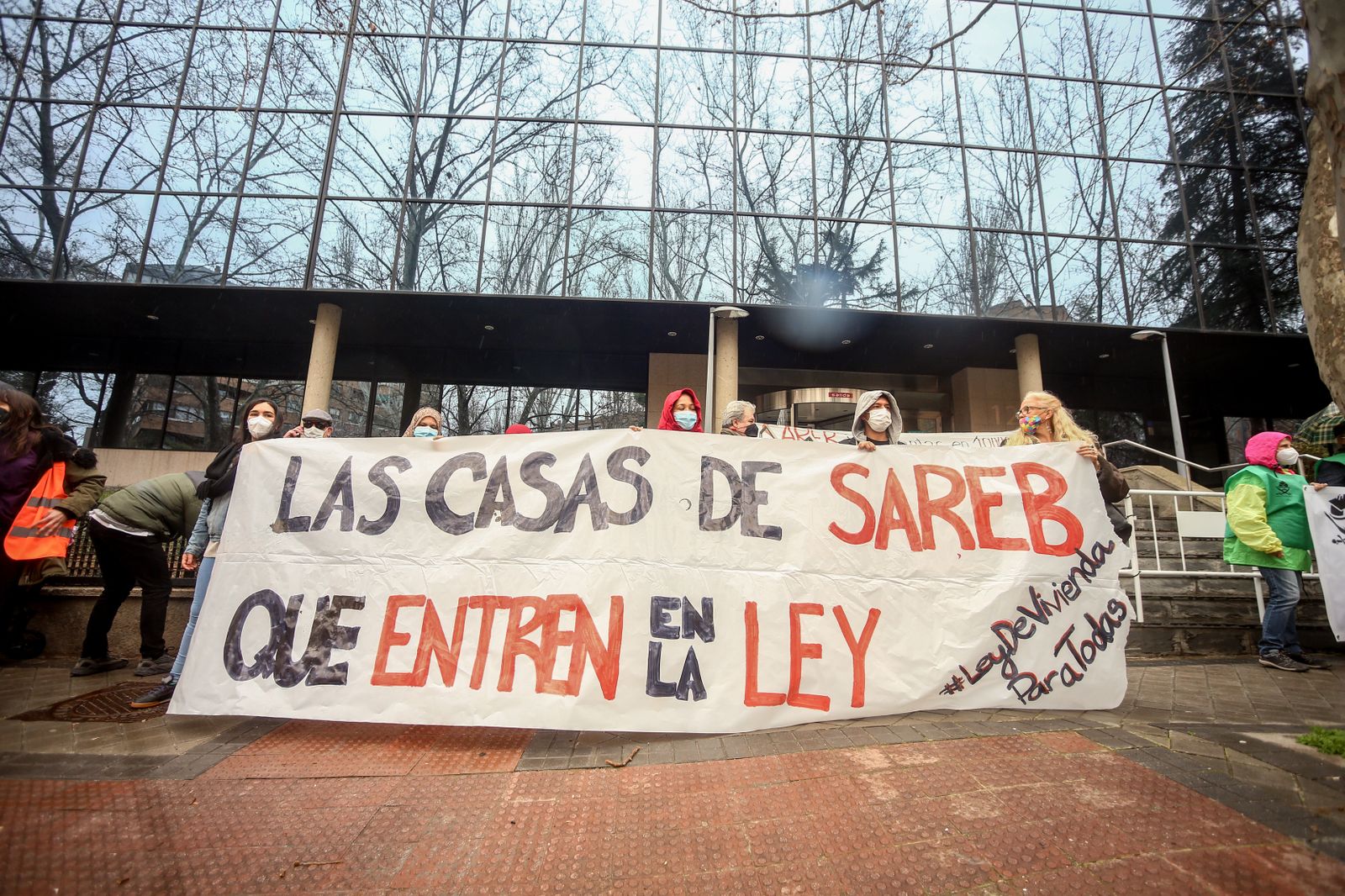 Manifestación frente a la sede de la Sareb