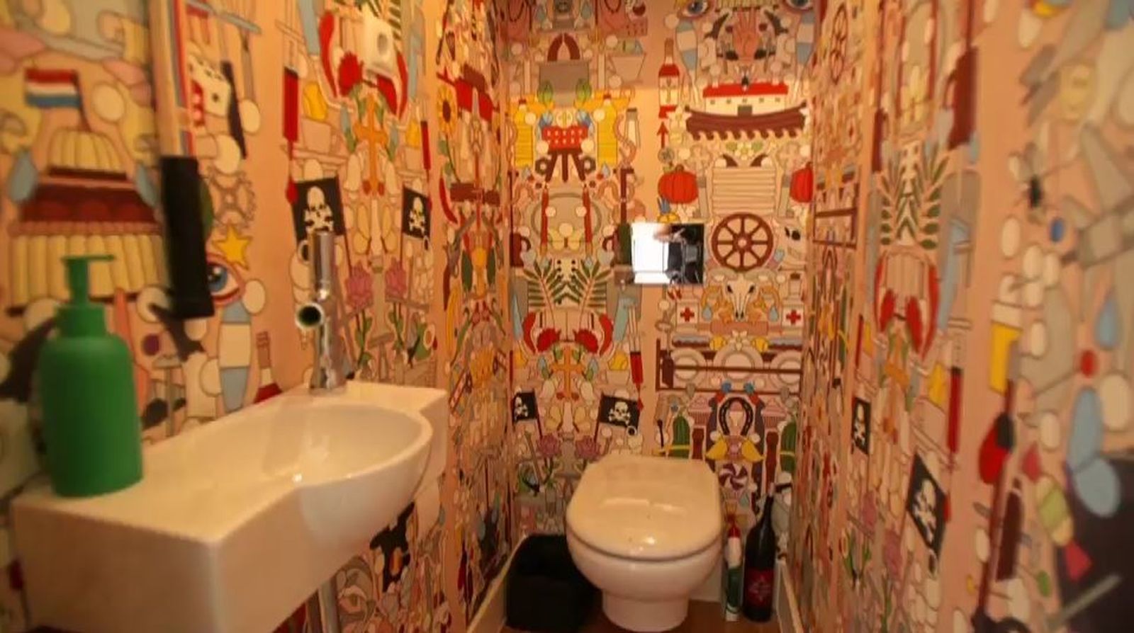 El cuarto de baño de invitados es un lugar único para no aburrirse. Ninguno de los dibujos del papel se repite.