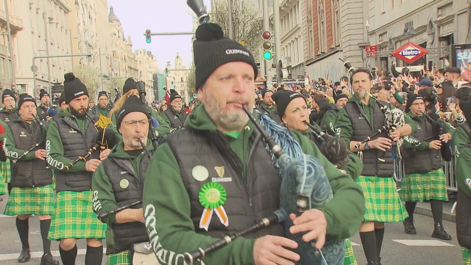 La Gran Vía se tiñe de verde con 1.200 gaiteros celebrando San Patricio