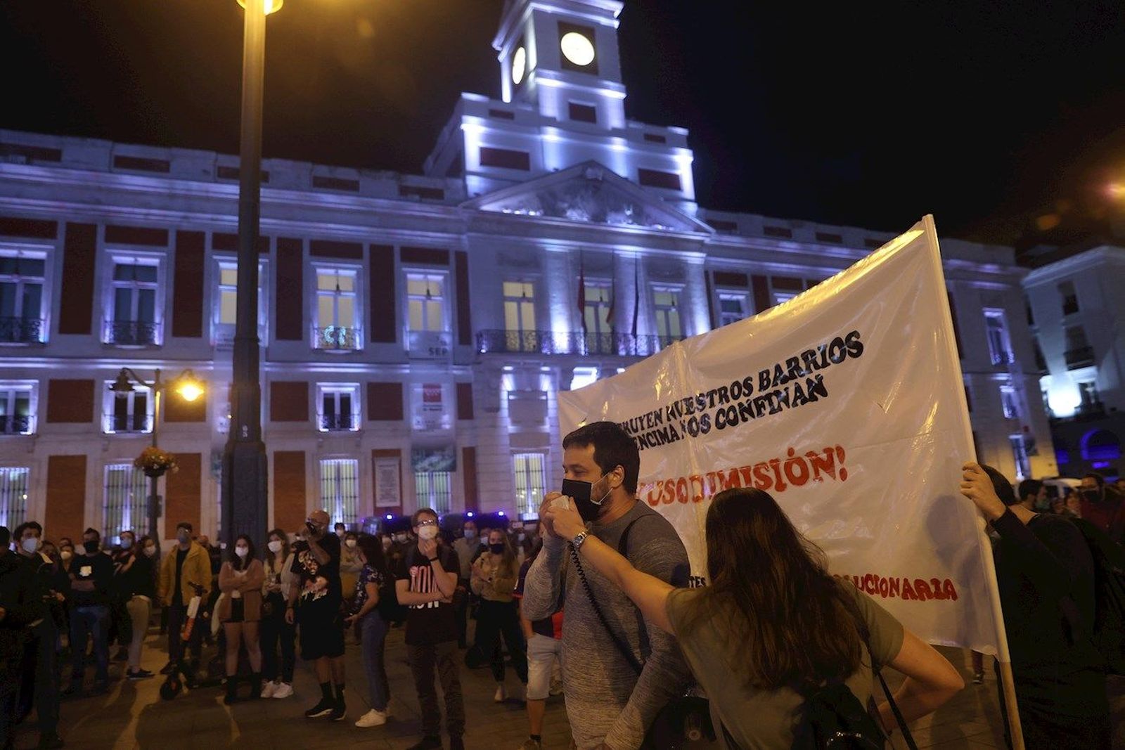 Cientos de personas de la zona sur de Madrid se manifiestan en Sol contra las nuevas medidas