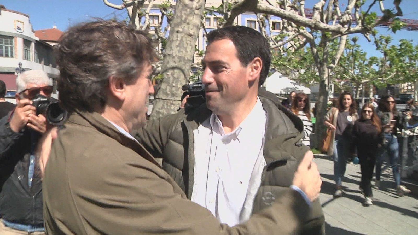 Los candidatos vascos se toman un respiro: van al mercado, al monte y cantan en un coro