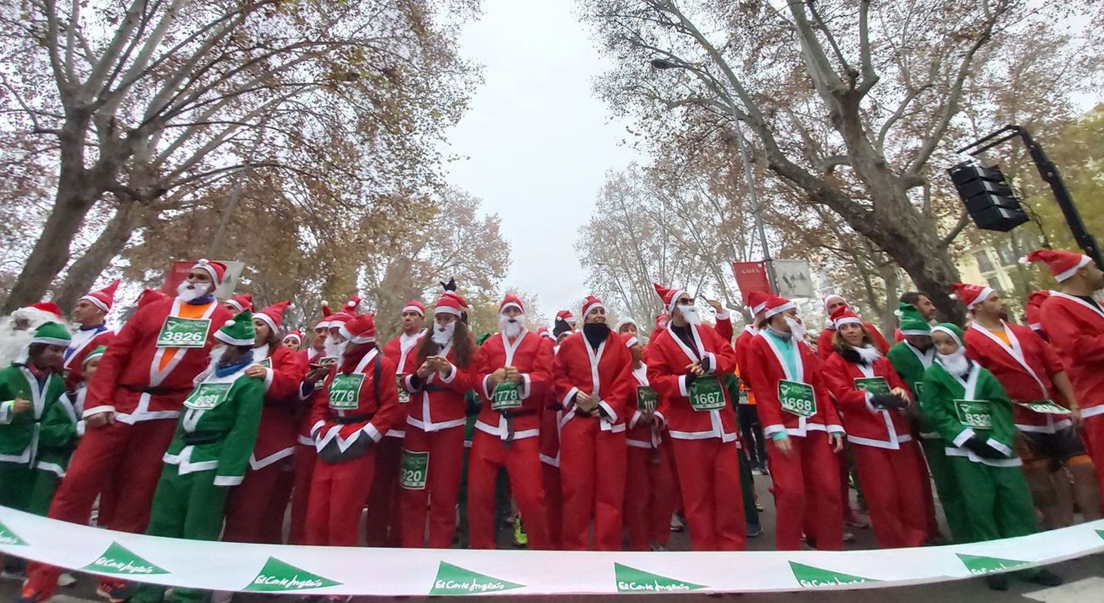 Cerca de 7.000 'Papás Noel' y 'elfos' disfrutaron de la VIII Carrera de El Corte Inglés