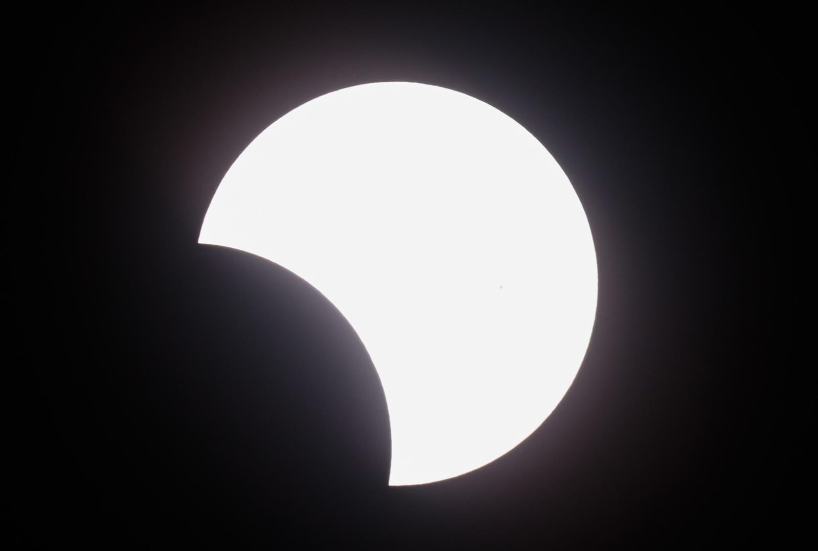 Eclipse solar híbrido parcial, visto desde  Manila