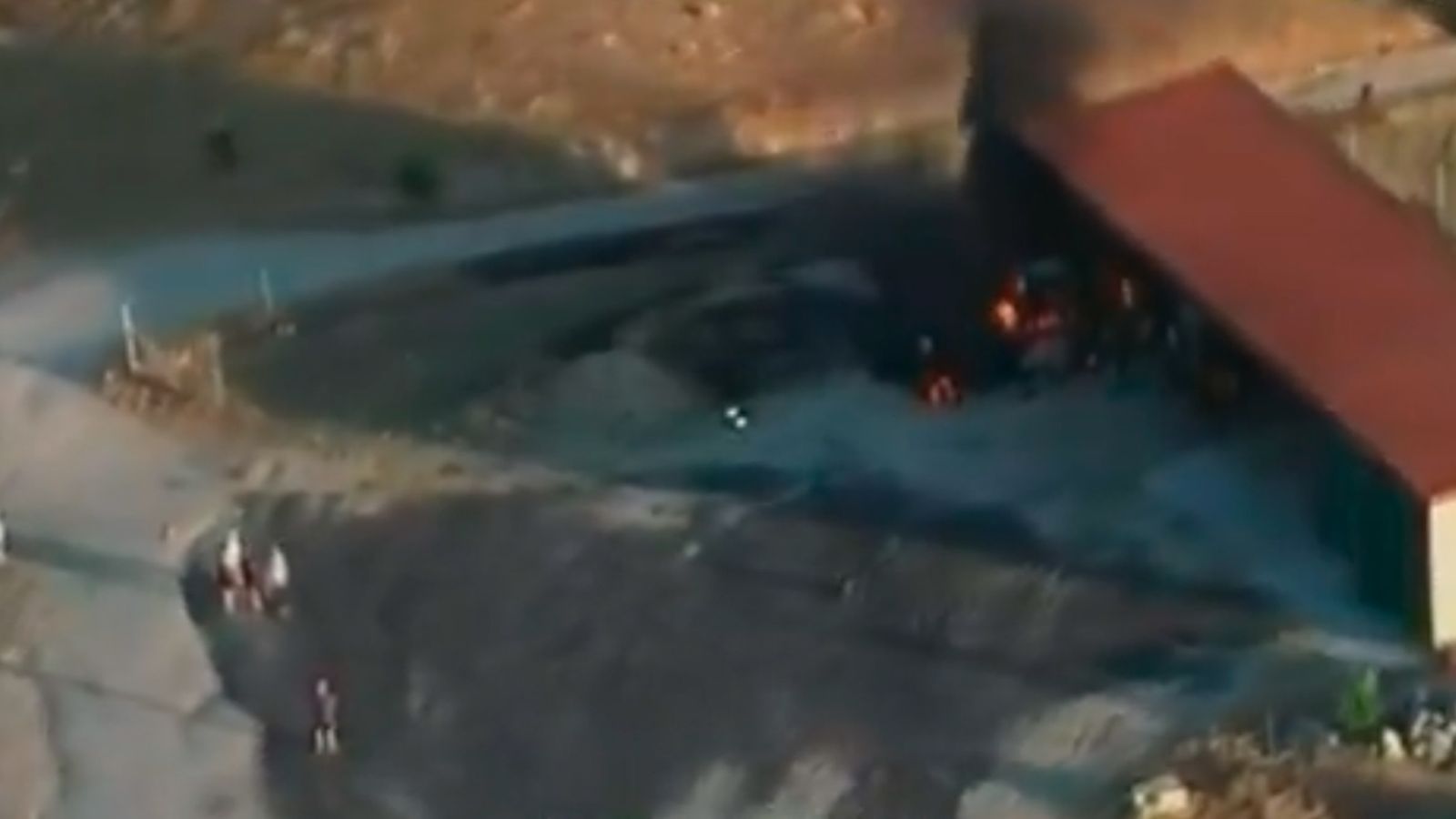Los bomberos impiden que el incendio de un tractor en la M-521 se propague