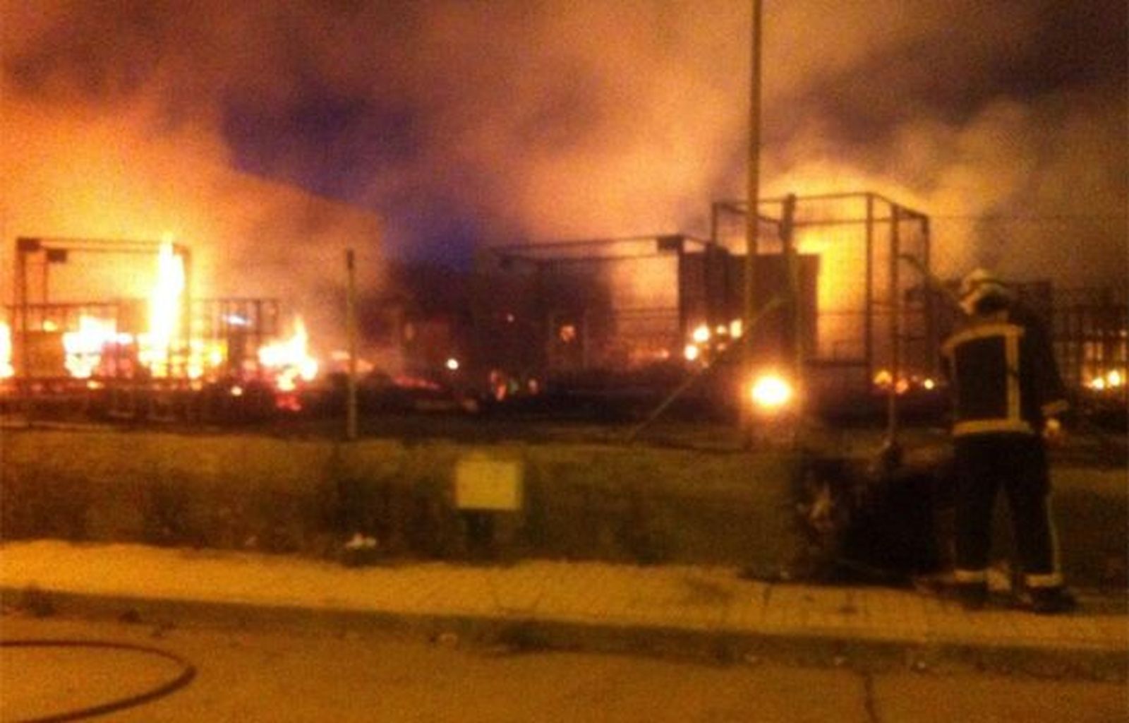 Un incendio quema seis camiones y afecta a una nave de material de cine en Loeches