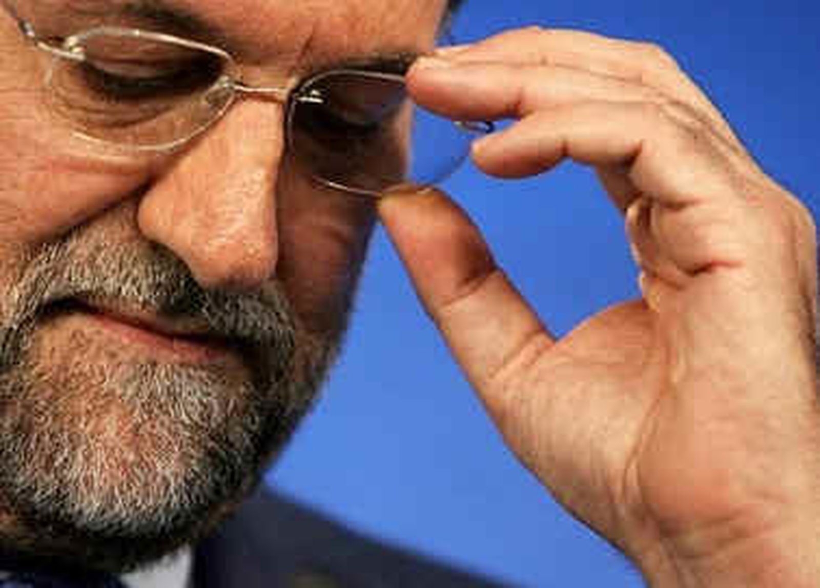Rajoy también reducirá un "sinfín" de organismos públicos y hará que sindicatos y partidos "se aprieten el cinturón"