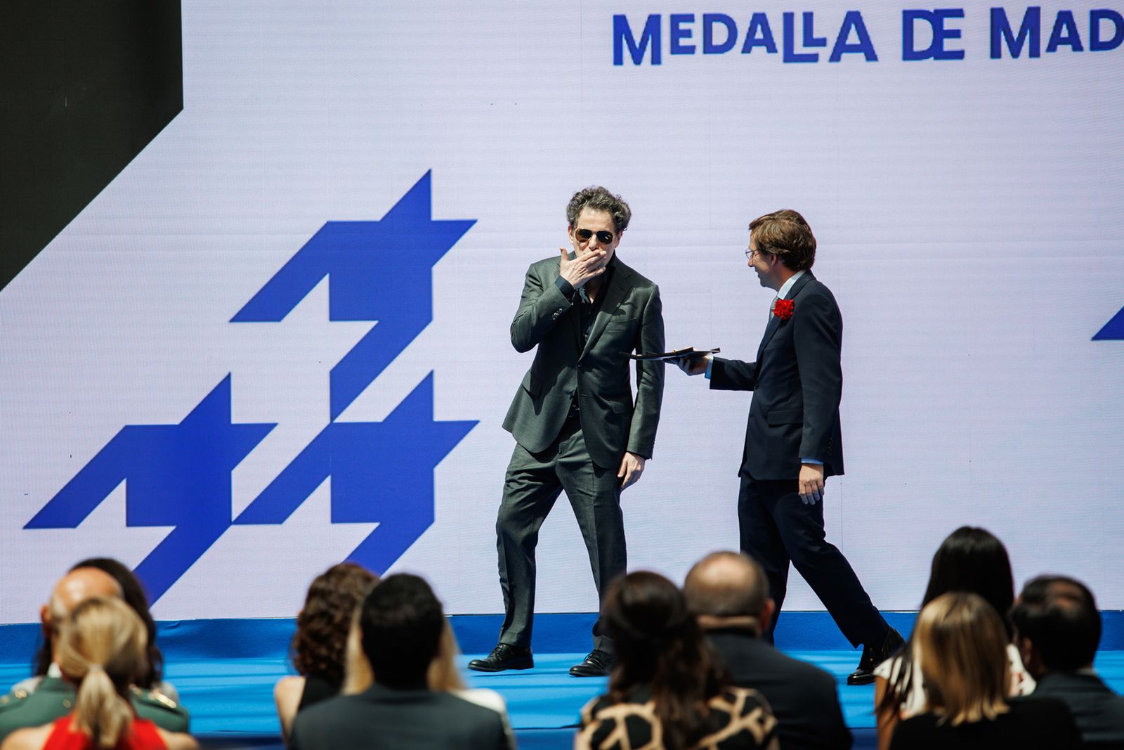 El alcalde de Madrid, José Luis Martínez-Almeida, entrega la medalla al cantante Andrés Calamaro, durante el acto de entrega de las medallas de Honor, Oro y Plata durante la Festividad de San Isidro