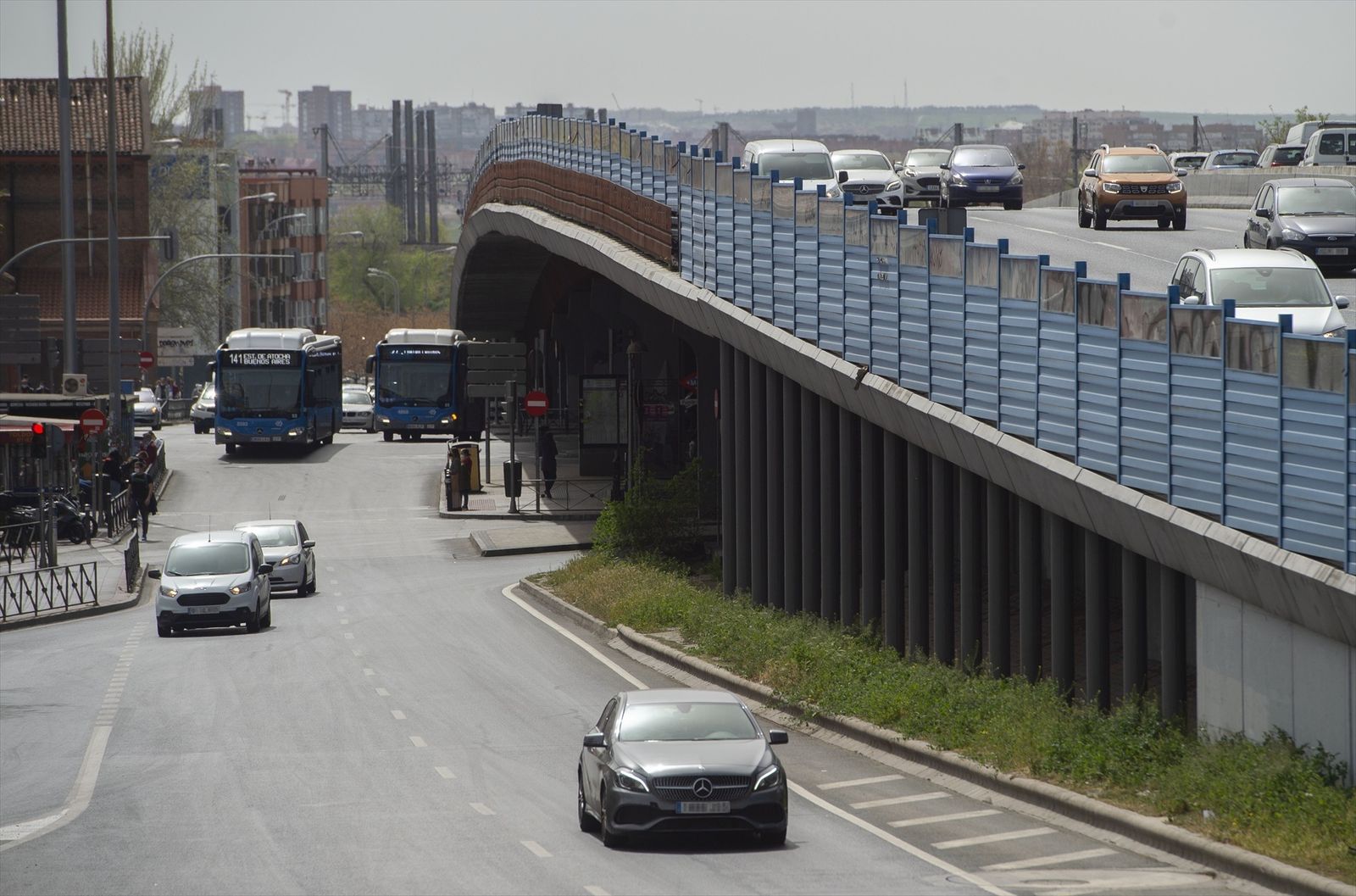 Vehículos circulan por el conocido como 'Scalextric' de la M-30, en Puente de Vallecas