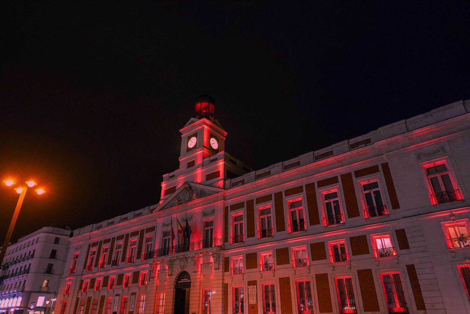 La Real Casa de Correos ilumina esta noche su fachada de naranja en recuerdo de los niños israelíes Ariel y Kfir Bibas