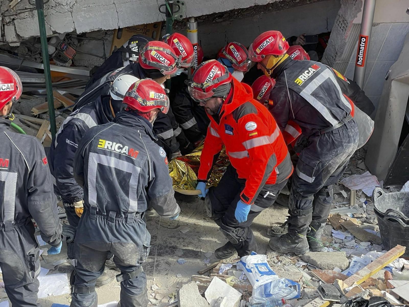 Rescate de supervivientes a contrarreloj en Turquía