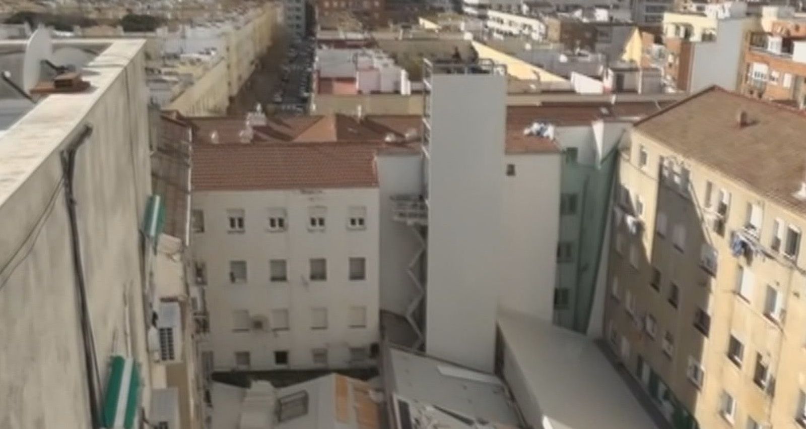 Cuestión de malos humos en un patio de vecinos de Prosperidad por una machochimenea