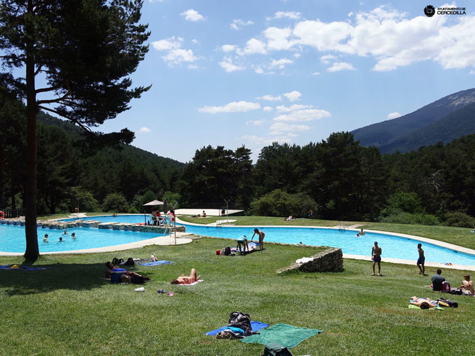 Las piscinas naturales de Las Berceas, en Cercedilla, son muy populares y valoradas. Un lugar de ensueño, con unas vistas maravillosas y muy cerca de la ciudad. Fantástico para una excursión y un aforo con más de 3.500 personas.