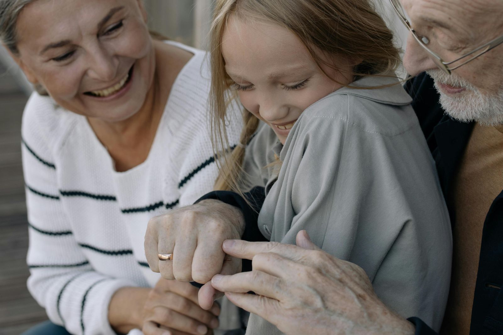 Niña con sus abuelos