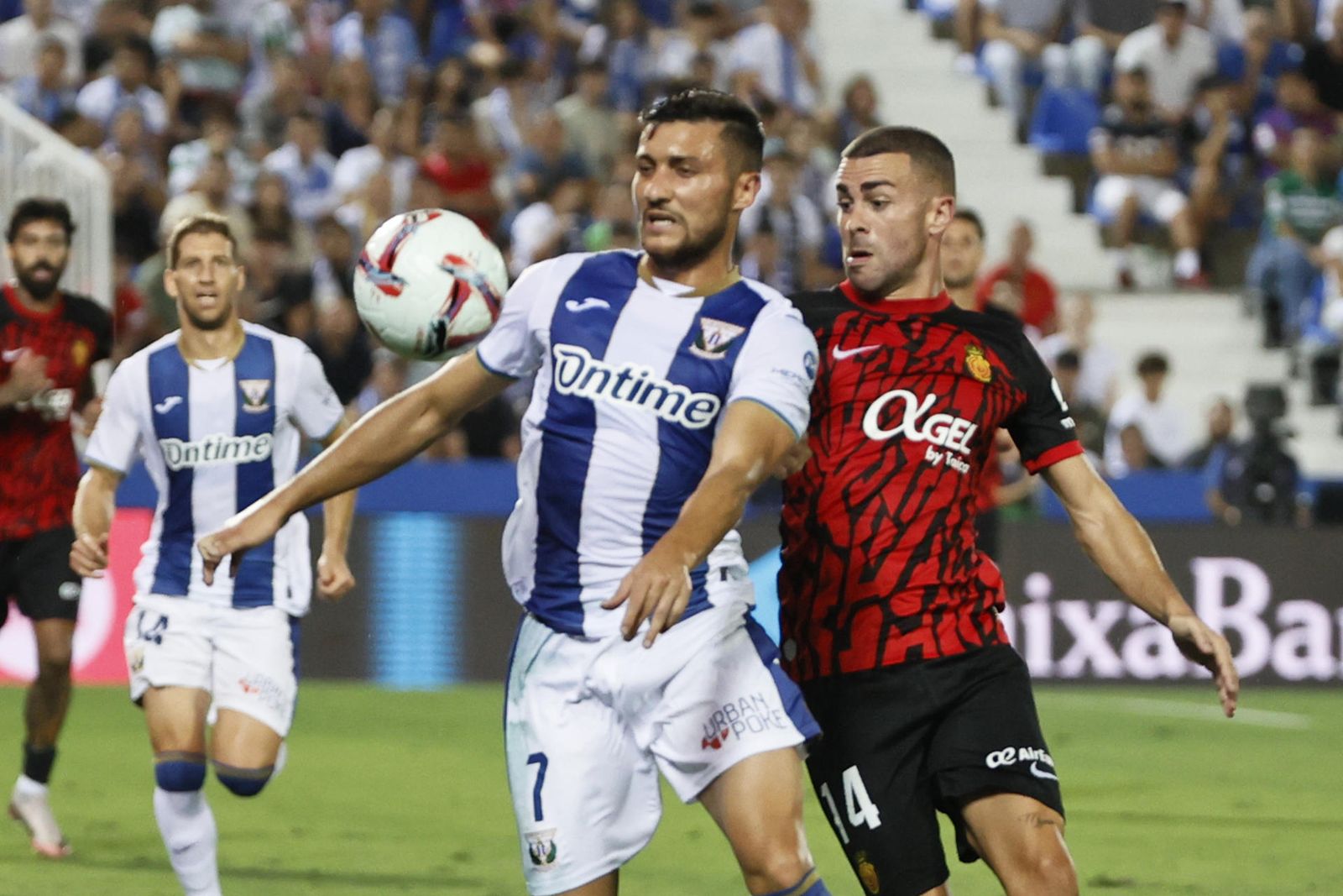 El centrocampista del Leganés Óscar Rodríguez lucha con Dani Rodríguez, del Mallorca