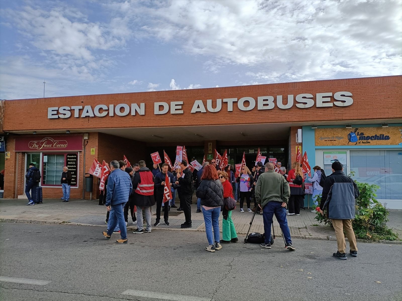 Representantes de CCOO concentrados en una estación de autobuses