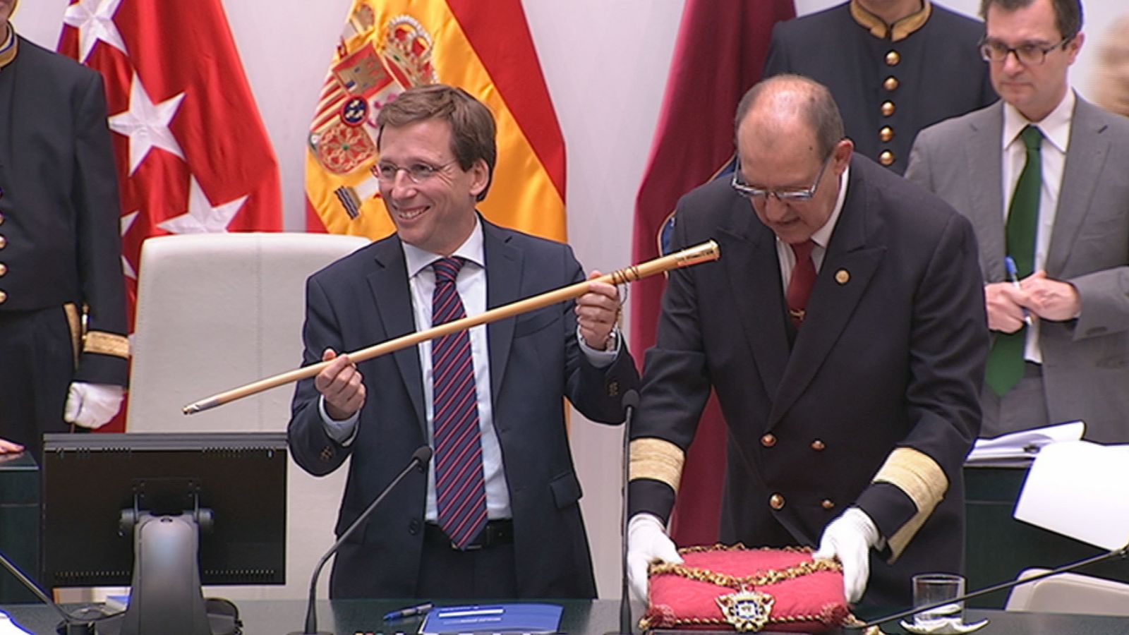 Jose Luis Martínez Almeida toma el bastón de mando de la ciudad