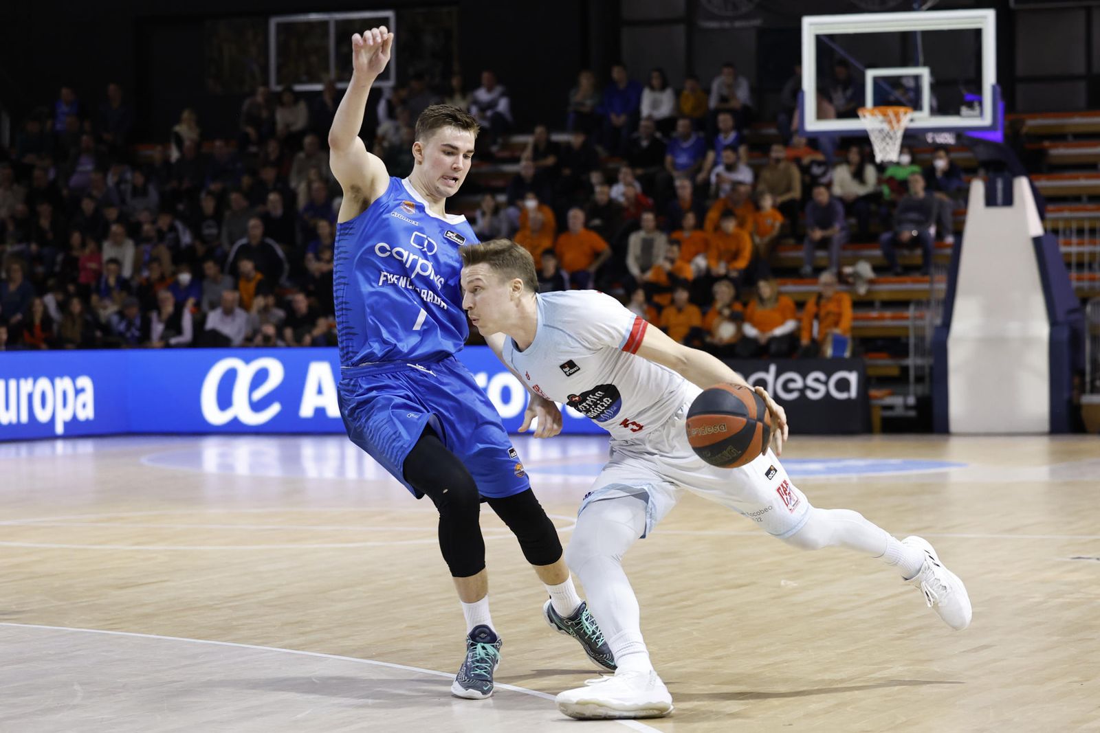 El base del Obradoiro Fernando Zurbriggen juega un balón ante Rodijs Macoha, del Fuenlabrada, durante el partido de la Liga Endesa de baloncesto