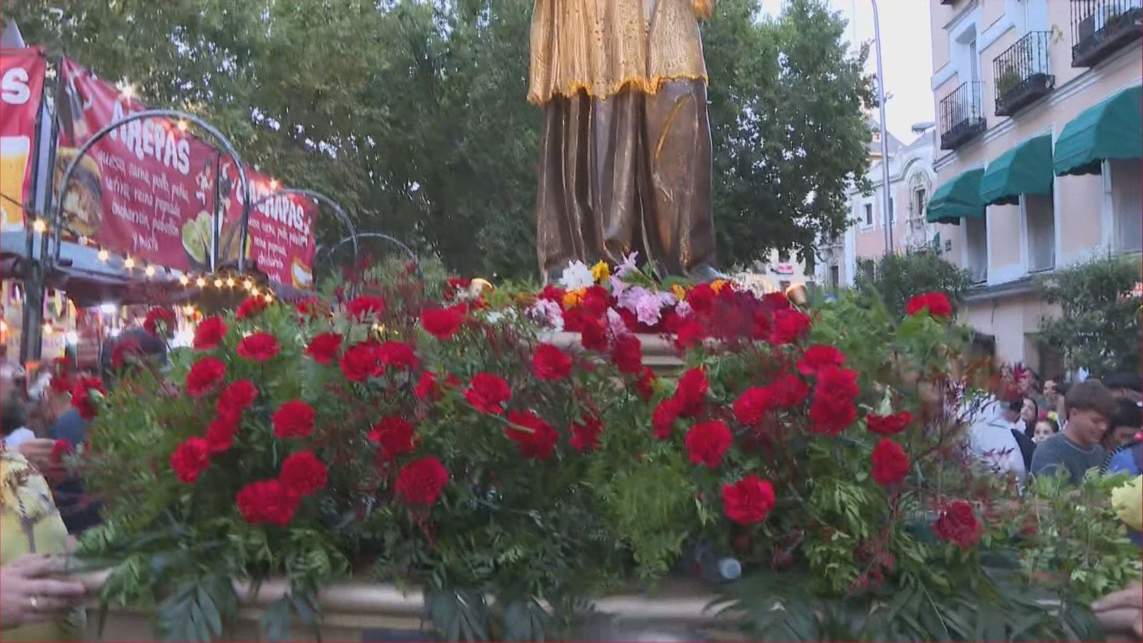 Los madrileños se lanzan a por los claveles de San Cayetano en busca de salud y trabajo