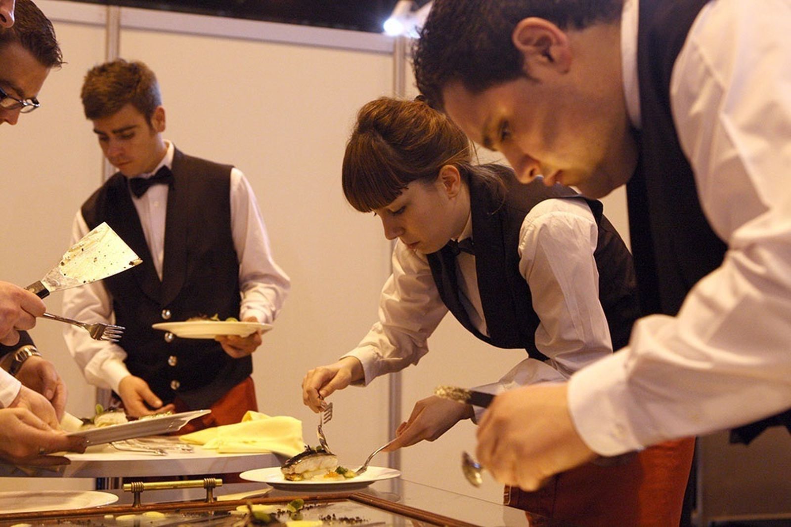 Jóvenes trabajando en el sector servicios